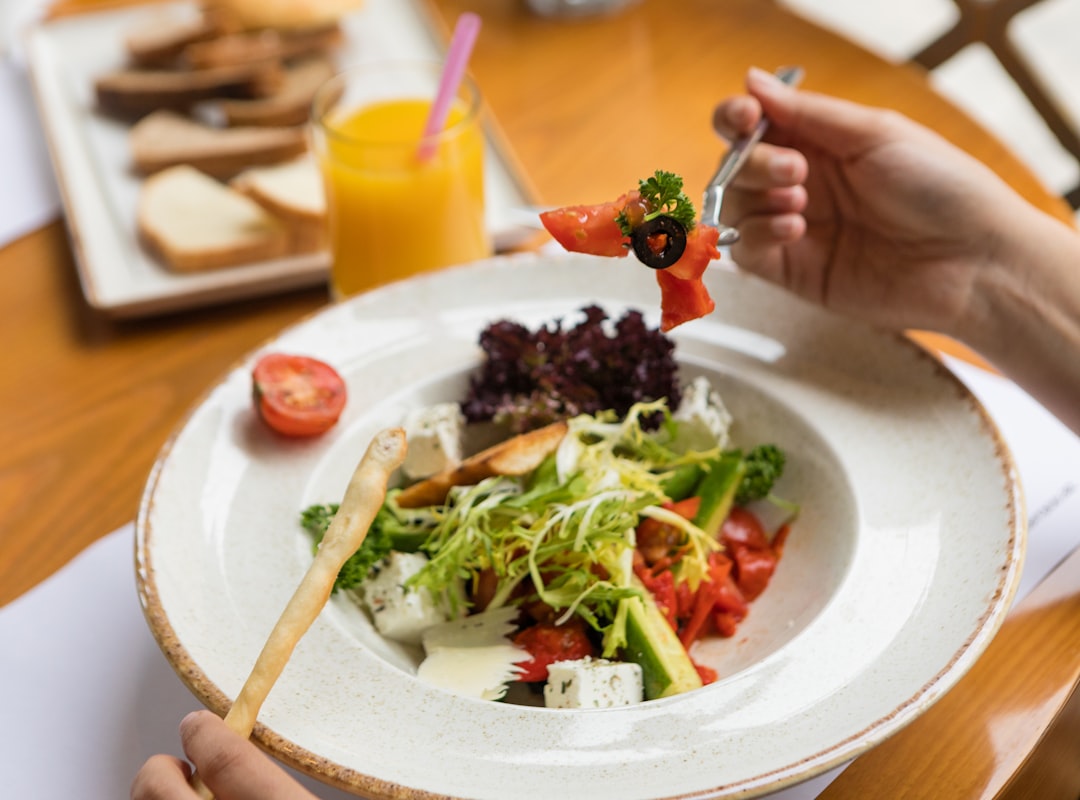 Protein-rich breakfast with eggs and vegetables